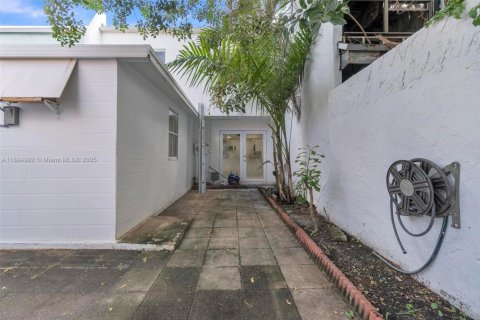 Снять в аренду таунхаус в Майами, Флорида 2 спальни, 124.86м2, № 1947476 - фото 24