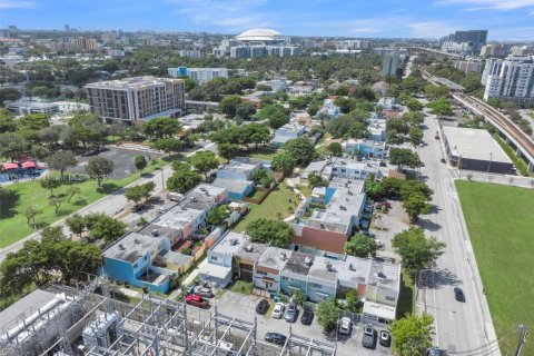 Снять в аренду таунхаус в Майами, Флорида 2 спальни, 124.86м2, № 1947476 - фото 29