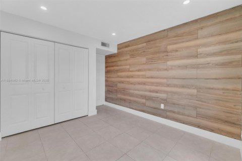 Снять в аренду таунхаус в Майами, Флорида 2 спальни, 124.86м2, № 1947476 - фото 11