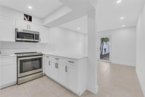 Снять в аренду таунхаус в Майами, Флорида 2 спальни, 124.86м2, № 1947476 - фото 5