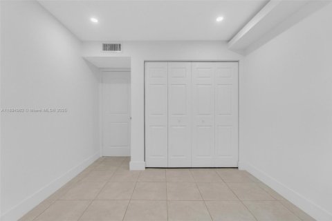 Снять в аренду таунхаус в Майами, Флорида 2 спальни, 124.86м2, № 1947476 - фото 13