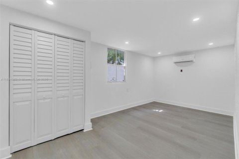 Снять в аренду таунхаус в Майами, Флорида 2 спальни, 124.86м2, № 1947476 - фото 15