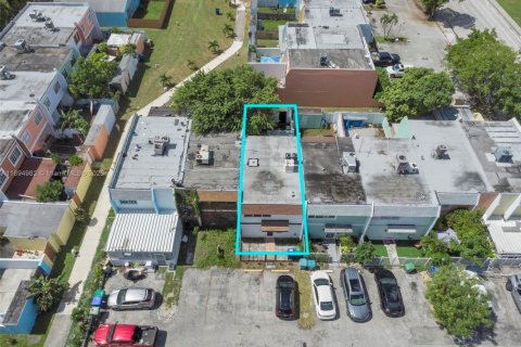 Снять в аренду таунхаус в Майами, Флорида 2 спальни, 124.86м2, № 1947476 - фото 26