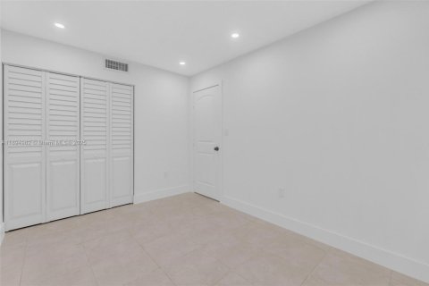 Снять в аренду таунхаус в Майами, Флорида 2 спальни, 124.86м2, № 1947476 - фото 8