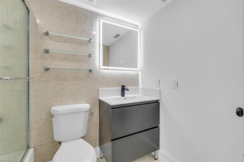 Снять в аренду таунхаус в Майами, Флорида 2 спальни, 124.86м2, № 1947476 - фото 9