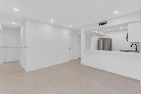 Снять в аренду таунхаус в Майами, Флорида 2 спальни, 124.86м2, № 1947476 - фото 19