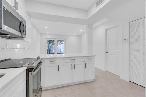 Снять в аренду таунхаус в Майами, Флорида 2 спальни, 124.86м2, № 1947476 - фото 3