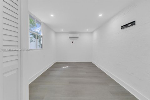 Снять в аренду таунхаус в Майами, Флорида 2 спальни, 124.86м2, № 1947476 - фото 14