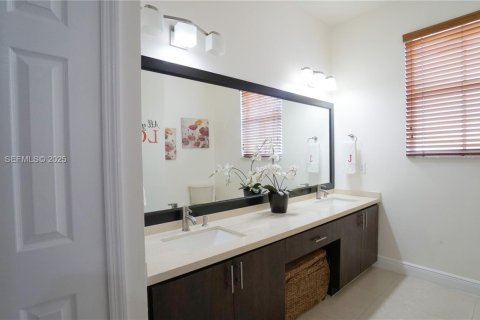 Townhouse in Miami, Florida 3 bedrooms, 176.51 sq.m. № 2041846 - photo 30