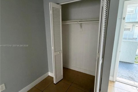 Copropriété à louer à Hialeah, Floride: 2 chambres, 87.14 m2 № 2041619 - photo 6