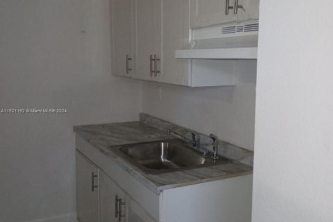 Villa ou maison à louer à Miami, Floride: 1 chambre, 917.6 m2 № 1693750 - photo 2