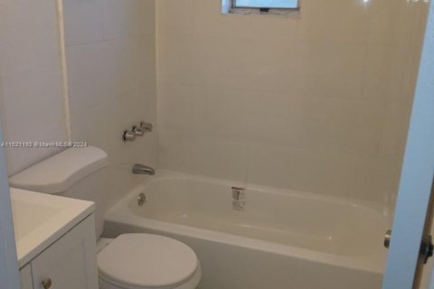 Villa ou maison à louer à Miami, Floride: 1 chambre, 917.6 m2 № 1693750 - photo 4