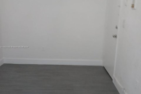 Villa ou maison à louer à Miami, Floride: 1 chambre, 917.6 m2 № 1693750 - photo 3