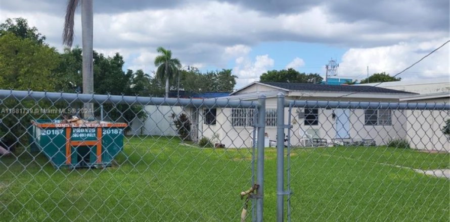 House in Homestead, Florida 5 bedrooms, 218.23 sq.m. № 1413532