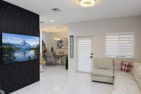 House in Cutler Bay, Florida 3 bedrooms, 174.28 sq.m. № 2152741 - photo 11