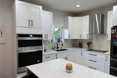 House in Cutler Bay, Florida 3 bedrooms, 174.28 sq.m. № 2152741 - photo 17