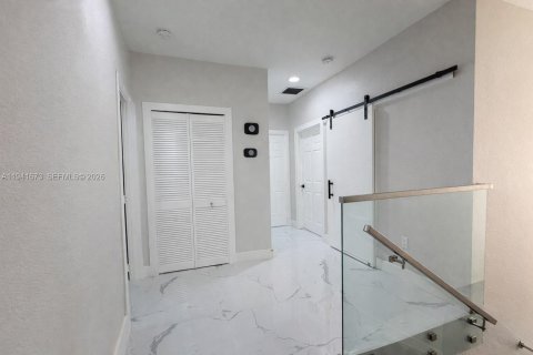 House in Cutler Bay, Florida 3 bedrooms, 174.28 sq.m. № 2152741 - photo 23