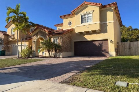 House in Cutler Bay, Florida 3 bedrooms, 174.28 sq.m. № 2152741 - photo 1