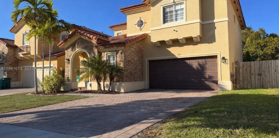 House in Cutler Bay, Florida 3 bedrooms, 174.28 sq.m. № 2152741