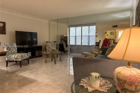 Condo in Lauderhill, Florida, 1 bedroom  № 1951613 - photo 14
