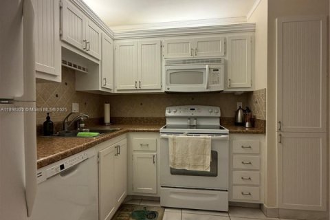 Condo in Lauderhill, Florida, 1 bedroom  № 1951613 - photo 5