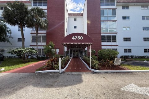 Condo in Lauderhill, Florida, 1 bedroom  № 1951613 - photo 1