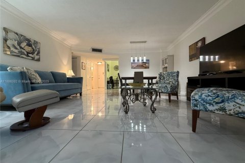 Condo in Lauderhill, Florida, 1 bedroom  № 1951613 - photo 2