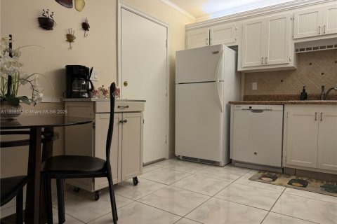 Condo in Lauderhill, Florida, 1 bedroom  № 1951613 - photo 3