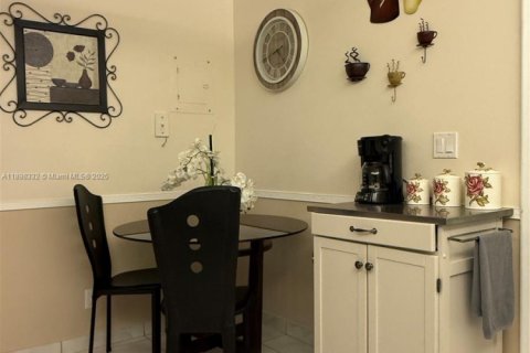 Condo in Lauderhill, Florida, 1 bedroom  № 1951613 - photo 4