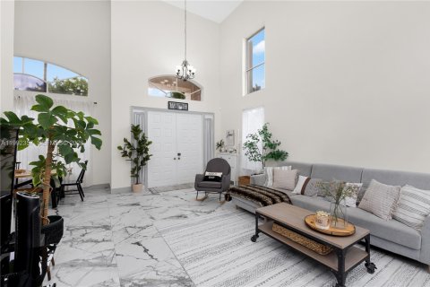 Купить виллу или дом в Пемброк-Пайнс, Флорида 4 спальни, 232.63м2, № 2060284 - фото 7