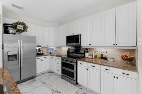 Купить виллу или дом в Пемброк-Пайнс, Флорида 4 спальни, 232.63м2, № 2060284 - фото 18