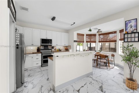 Купить виллу или дом в Пемброк-Пайнс, Флорида 4 спальни, 232.63м2, № 2060284 - фото 15