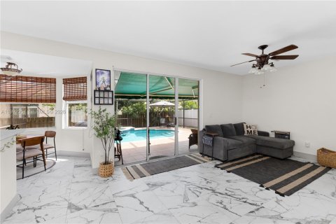 Купить виллу или дом в Пемброк-Пайнс, Флорида 4 спальни, 232.63м2, № 2060284 - фото 12