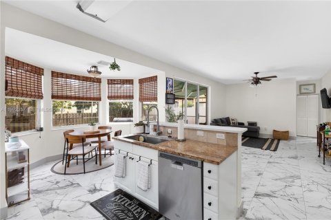 Купить виллу или дом в Пемброк-Пайнс, Флорида 4 спальни, 232.63м2, № 2060284 - фото 16