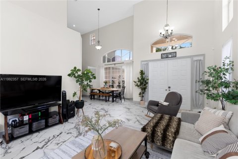 Купить виллу или дом в Пемброк-Пайнс, Флорида 4 спальни, 232.63м2, № 2060284 - фото 8