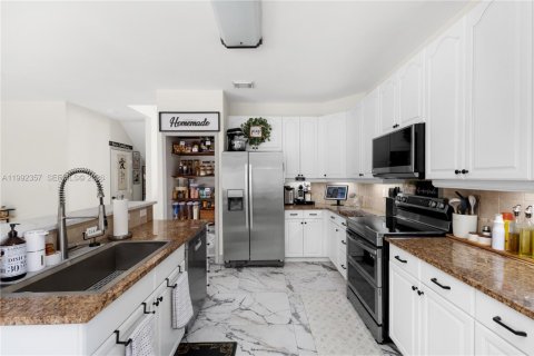 Купить виллу или дом в Пемброк-Пайнс, Флорида 4 спальни, 232.63м2, № 2060284 - фото 17