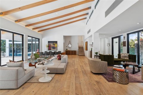 House in Coral Gables, Florida 5 bedrooms, 441.75 sq.m. № 1865091 - photo 12