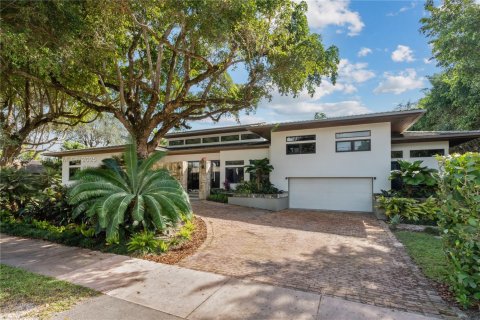 House in Coral Gables, Florida 5 bedrooms, 441.75 sq.m. № 1865091 - photo 3