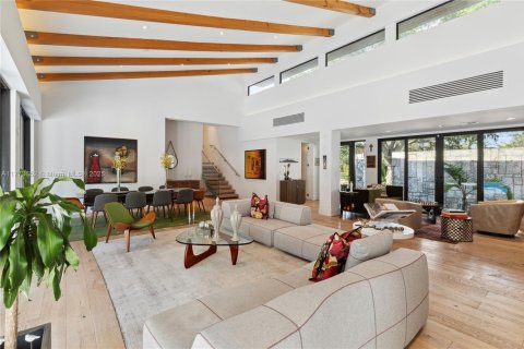 House in Coral Gables, Florida 5 bedrooms, 441.75 sq.m. № 1865091 - photo 11