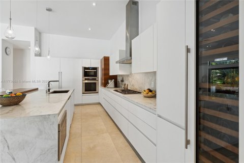 House in Coral Gables, Florida 5 bedrooms, 441.75 sq.m. № 1865091 - photo 17