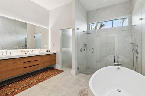 House in Coral Gables, Florida 5 bedrooms, 441.75 sq.m. № 1865091 - photo 26