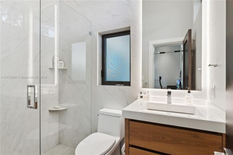 House in Coral Gables, Florida 5 bedrooms, 441.75 sq.m. № 1865091 - photo 29