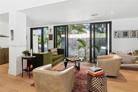 House in Coral Gables, Florida 5 bedrooms, 441.75 sq.m. № 1865091 - photo 14