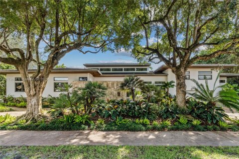 House in Coral Gables, Florida 5 bedrooms, 441.75 sq.m. № 1865091 - photo 1