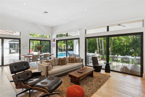 House in Coral Gables, Florida 5 bedrooms, 441.75 sq.m. № 1865091 - photo 19