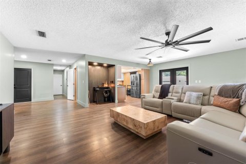 House in Edgewater, Florida 4 bedrooms, 174.19 sq.m. № 2216321 - photo 9
