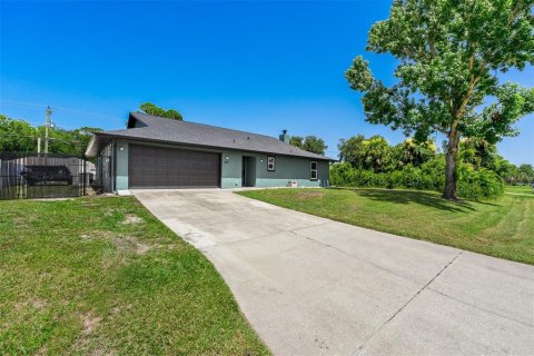 House in Edgewater, Florida 4 bedrooms, 174.19 sq.m. № 2216321 - photo 2
