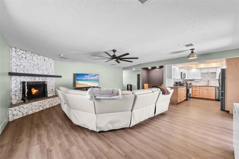 House in Edgewater, Florida 4 bedrooms, 174.19 sq.m. № 2216321 - photo 11
