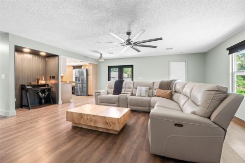 House in Edgewater, Florida 4 bedrooms, 174.19 sq.m. № 2216321 - photo 8