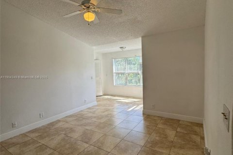 Condo in Margate, Florida, 2 bedrooms  № 1954906 - photo 11